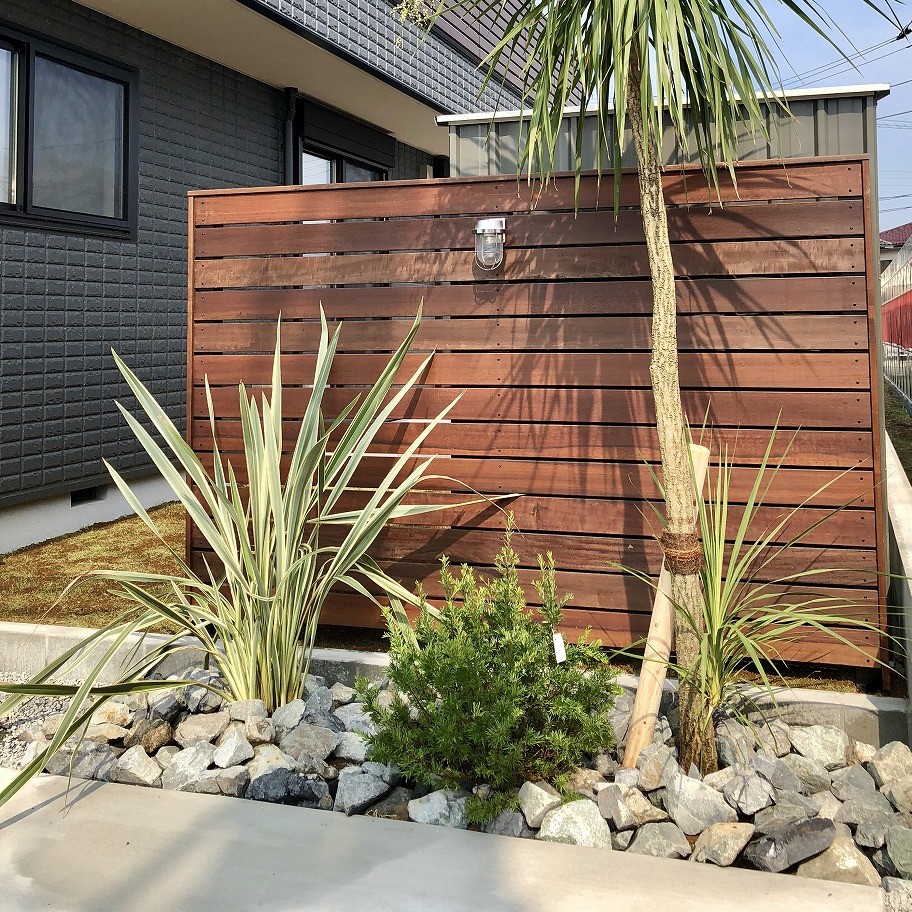 天然木をつかった目隠しフェンス プレイスカラー 公式 藤枝 静岡市のエクステリア 外構 ガーデン お庭の専門店